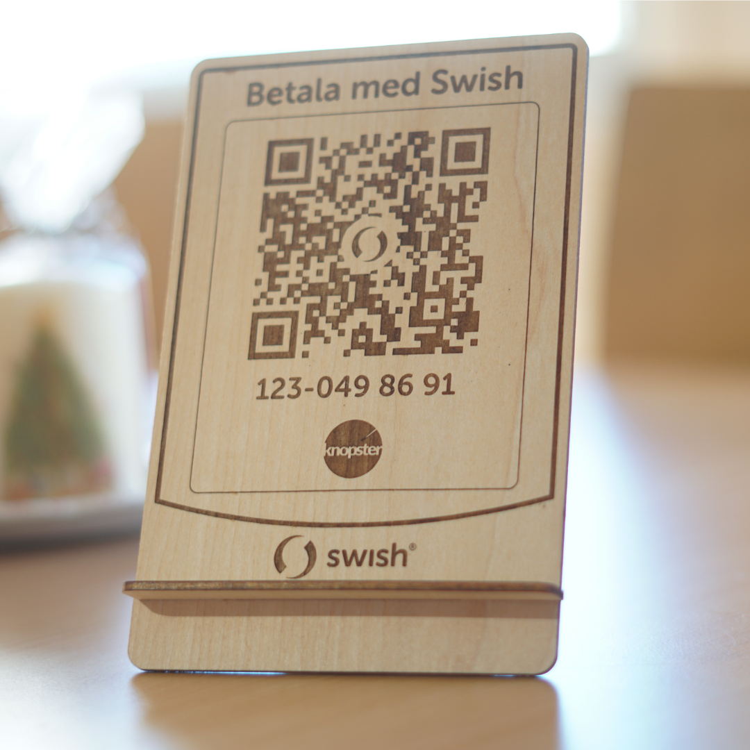 Swish-skylt i trä med din logotype