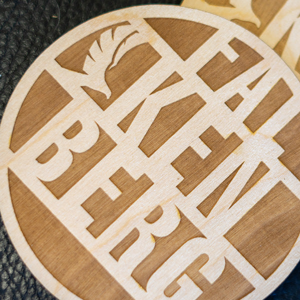 Ölunderlägg i trä | Upptäck Falkenberg i varje klunk